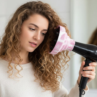 fille tenant une seche cheveux